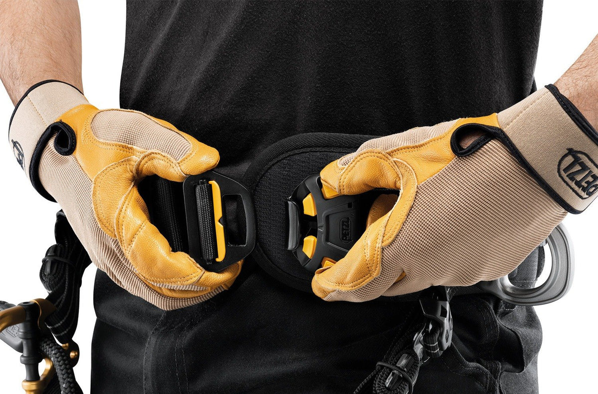Sfeerbeeld Handschoenen - werken op hoogte met Petzl-uitrusting