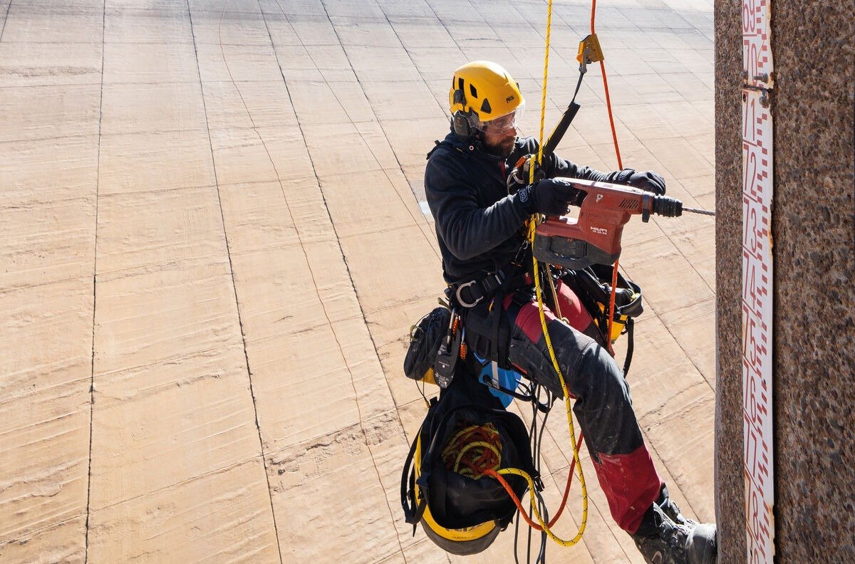 Sfeerbeeld Hardware - werken op hoogte met Petzl-uitrusting