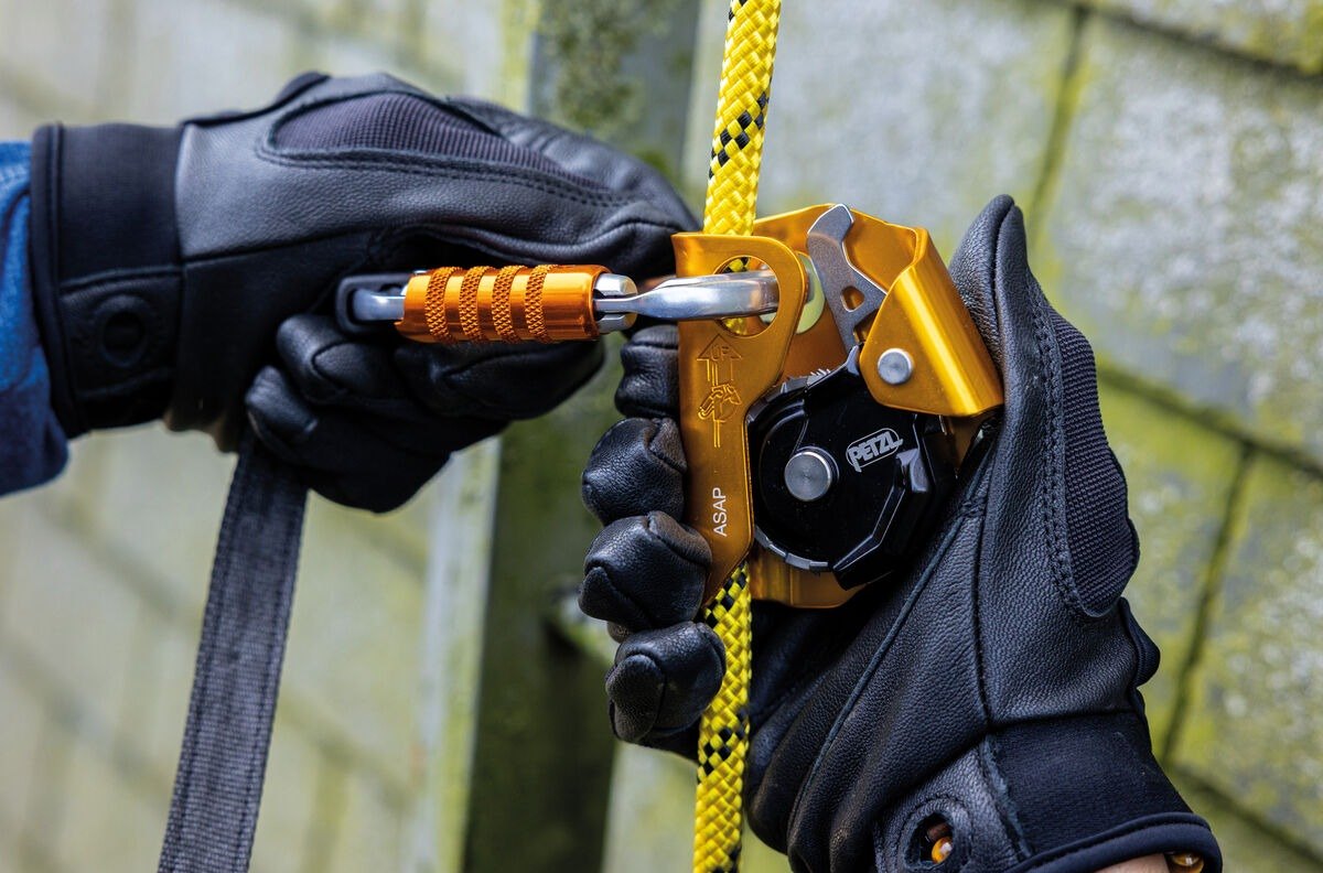 Sfeerbeeld Meelopende valstopapparaten - werken op hoogte met Petzl-uitrusting