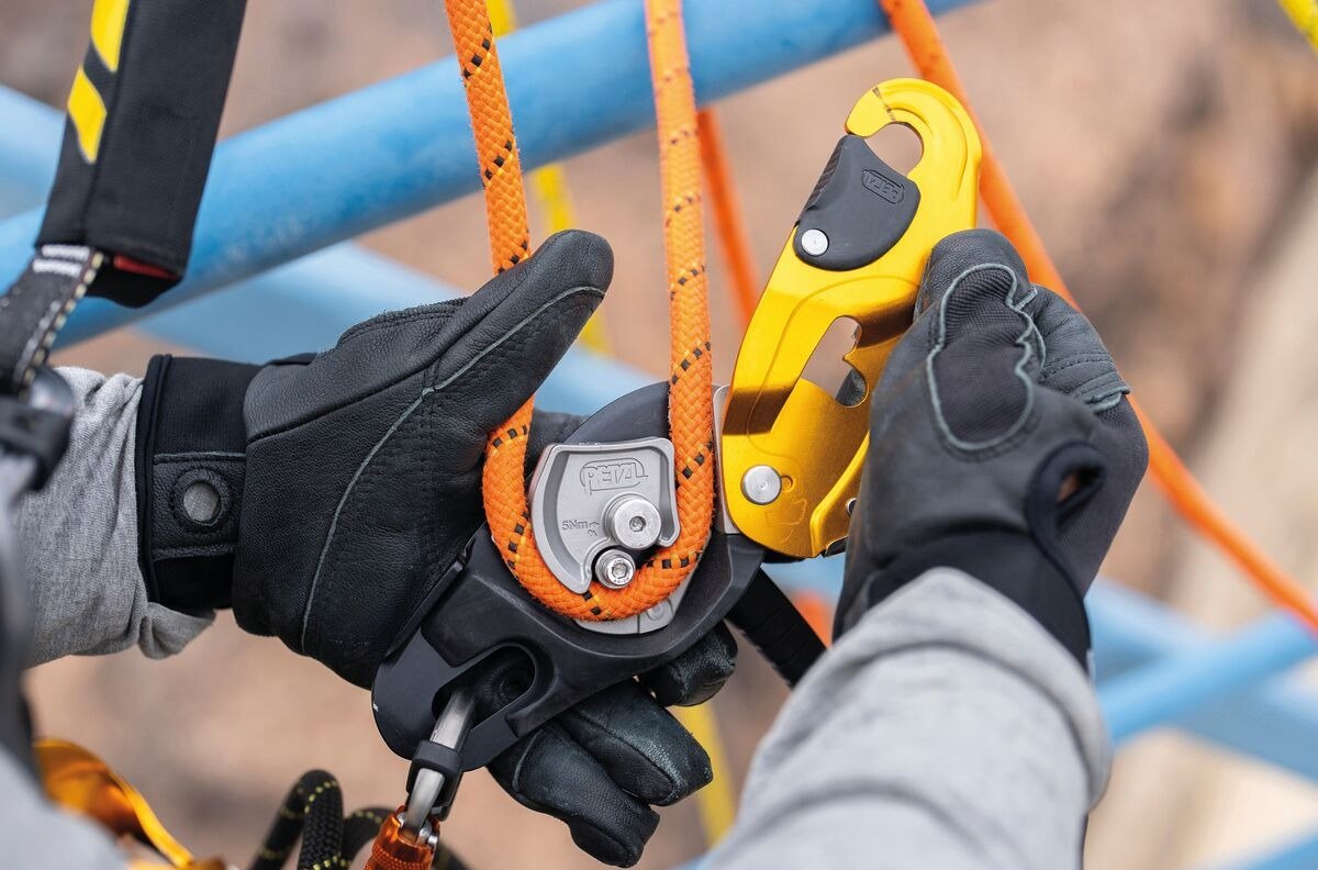 Sfeerbeeld Afdaalapparaten - werken op hoogte met Petzl-uitrusting