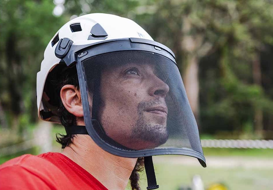 Boomverzorger met Petzl VIZEN MESH-gaasvizier op een Petzl-helm