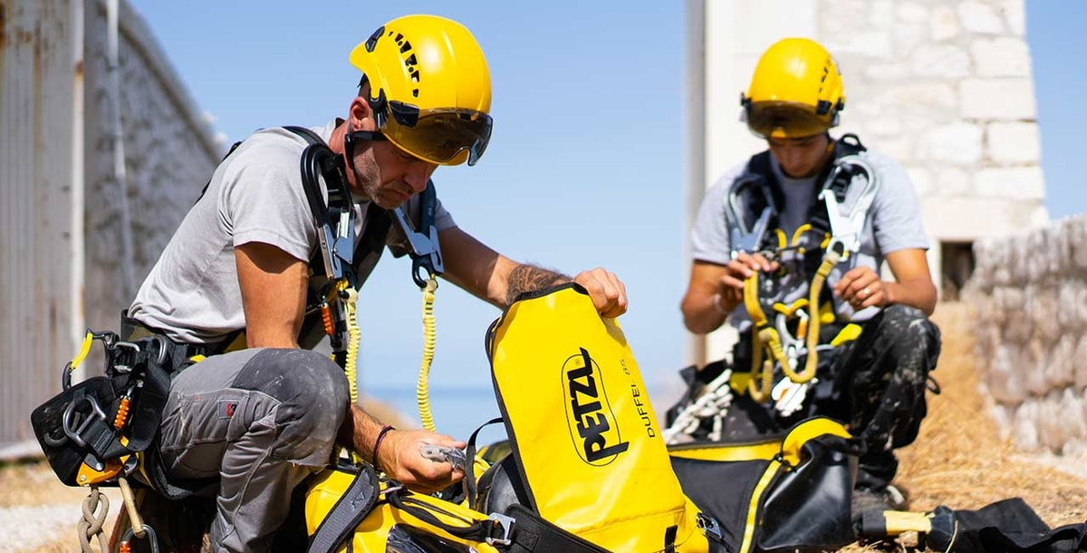 Sfeerbeeld Tassen en accessoires - werken op hoogte met Petzl-uitrusting