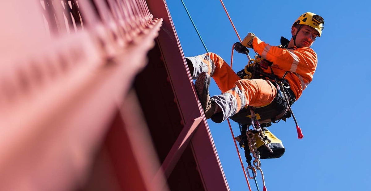 Sfeerbeeld Veiligheidslijnen - werken op hoogte met Petzl-uitrusting